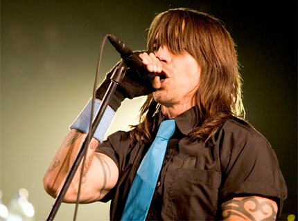 Anthony Kiedis cantando en un concierto