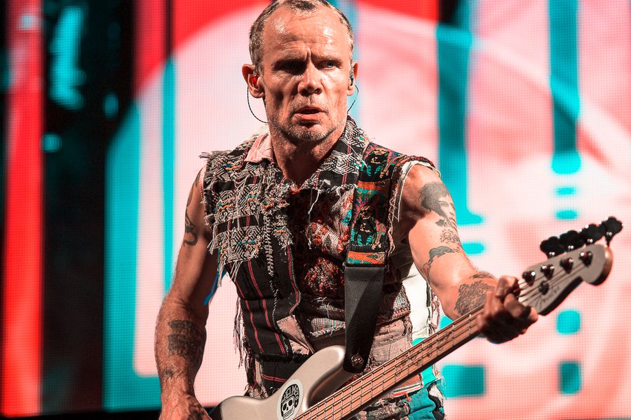 Flea tocando el bajo en vivo