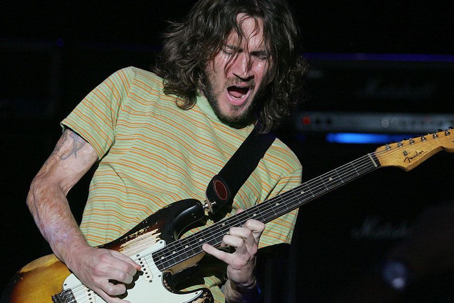 John Frusciante en un concierto tocando la guitarra