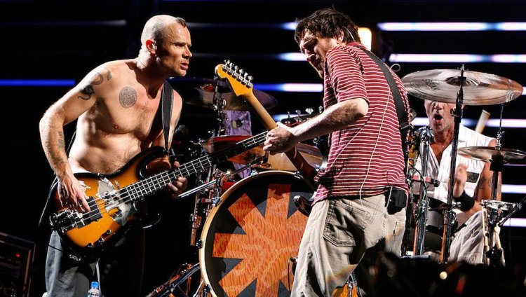 Flea y Frusciante improvisando en vivo