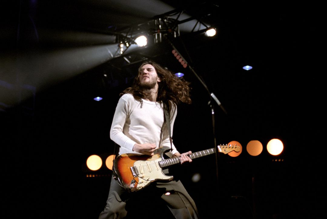 John Frusciante tocando en vivo un stratocaster